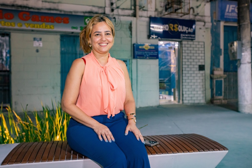 empresária Michelle Montelares, em frente ao seu escritório "melhor solução", em frente à praça Montepio. Foto: Itawi Albuquerque