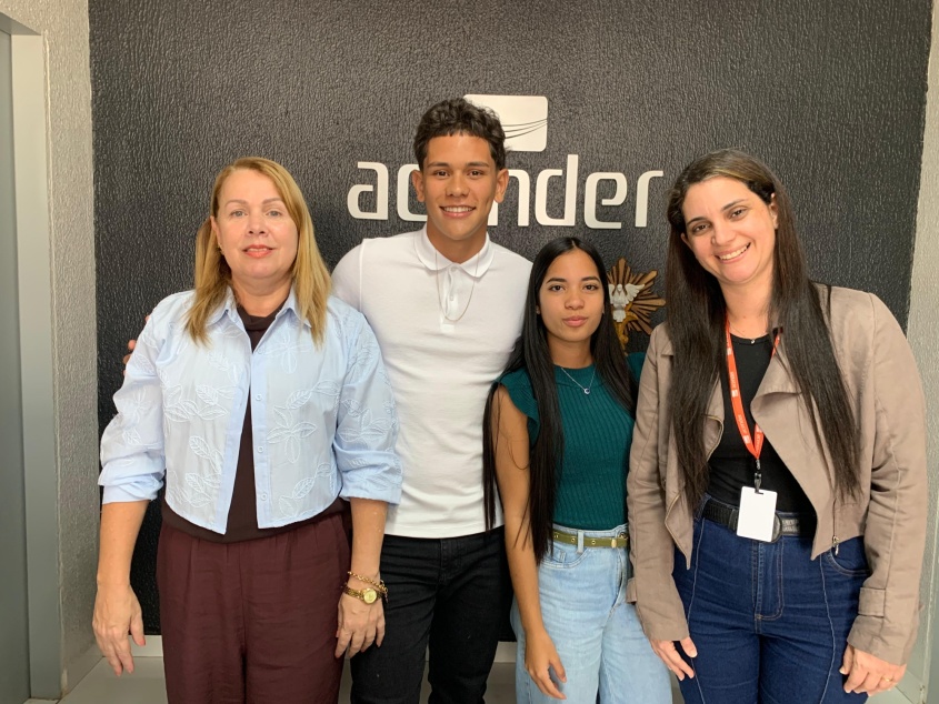 Márcia Melo e a asssitente de RH da empresa, Daniele Farias com os jovens beneficiados. Foto: Ascom Semdes