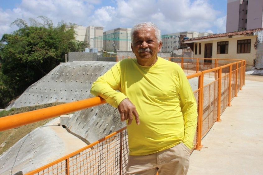 Morador José Expedito diz que obra da encosta é um sonho antigo realizado. Foto: Flávio Cordeiro/Ascom Seminfra