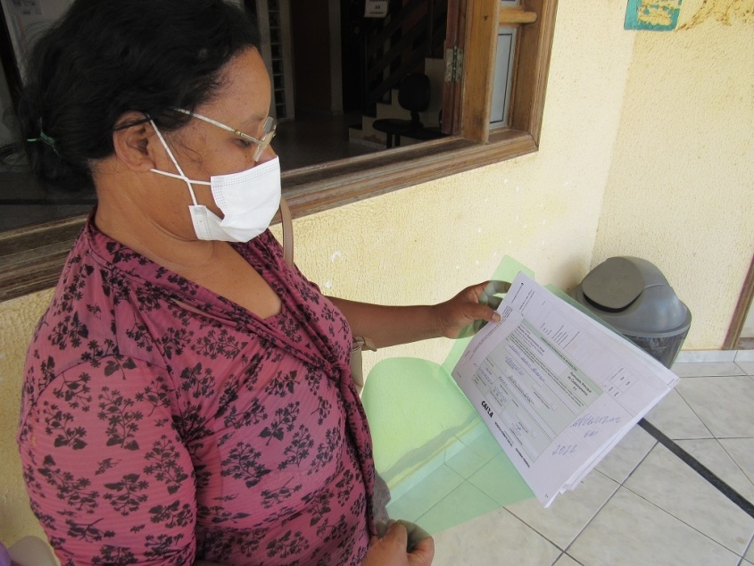 Josefa Pereira atualiza cadastro no Cras Bela Vista. Foto: Ascom Semas