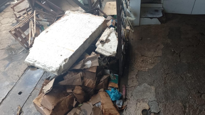 Parte do entulho retirado após água da chuva baixar (Foto cortesia)