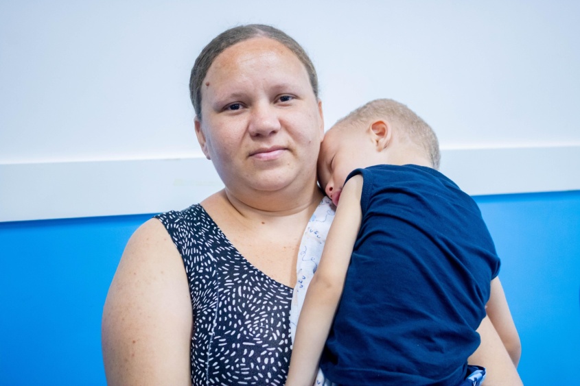 Elizângela Rodrigues reconhece que na creche, filho melhorou o desenvolvimento. Foto: Hilderlan Oliveira/Ascom Semed