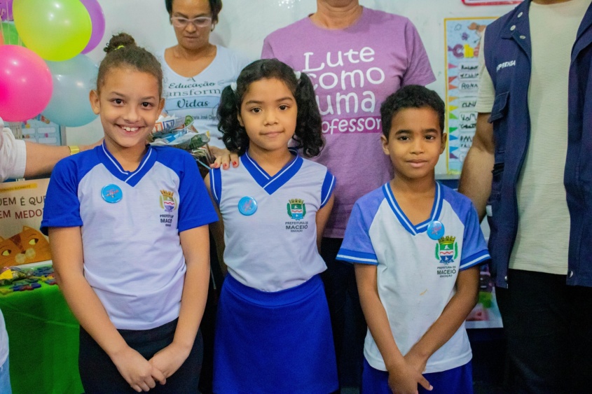 Alunos Yasmin, Thayla e Samuel vencedores do primeiro, segundo e terceiro lugares, respectivamente. Foto: Hilderlan Oliveira/Ascom Semed