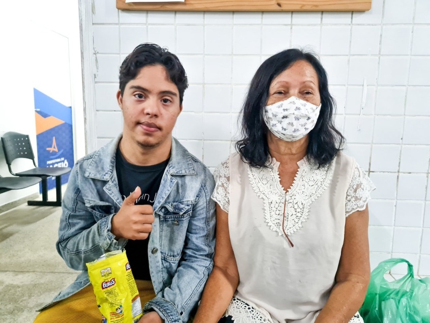 Maria Calixto e o neto aguardavam o atendimento noturno da URS Hamilton Falcão. Foto: Ascom SMS