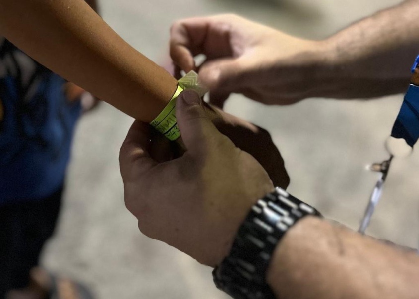 Crianças foram identificadas com pulseiras com nome e contato dos pais ou responsáveis. Foto: Divulgação