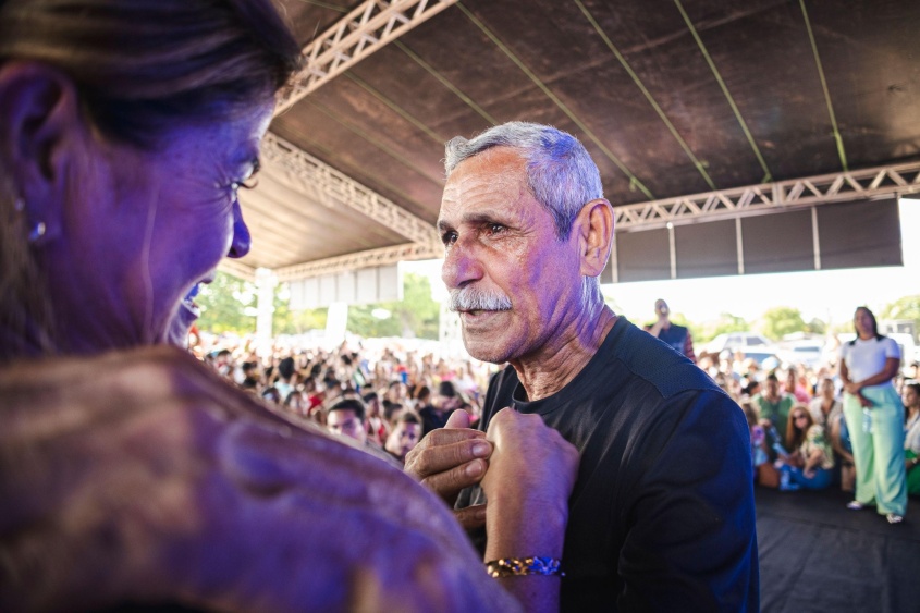Ao ser beneficiado com a casa própria, Moacir Emiliano disse estar vivendo a realização de um sonho. Foto: Felipe Sóstenes / Secom Maceió.