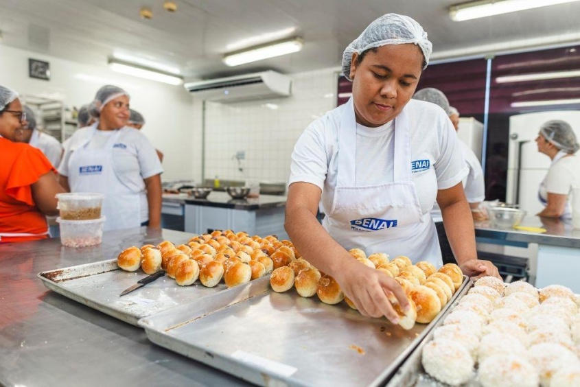 Mirian Lima realiza sonho de se tornar confeiteira. Foto: Alisson Frazão/ Secom Maceió