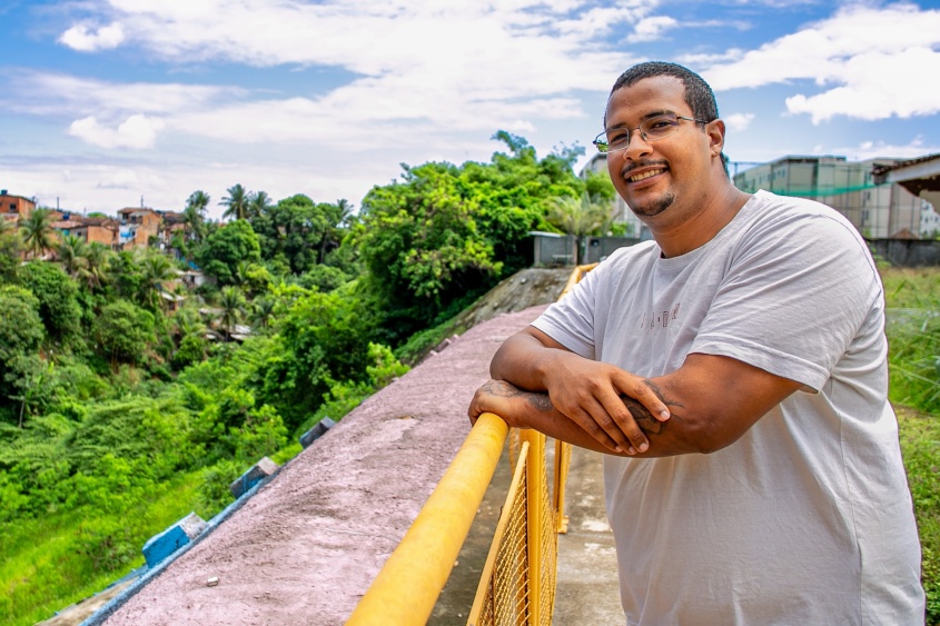 Morador João Carlos, afirma que a obra trouxe uma nova realidade para o condomínio. Foto: Allan César/Secom Maceió