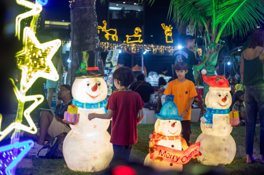 Elementos natalinos encantam maceioenses e turistas de todas as idades. Foto: Neto Melo/Ascom Ilumina