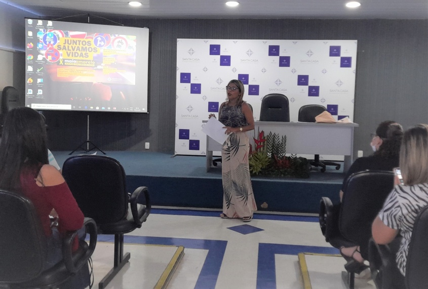 Ouvidora do SUS em Maceió, Josiene Moreira, dando início à reunião técnica. Foto: Ascom SMS