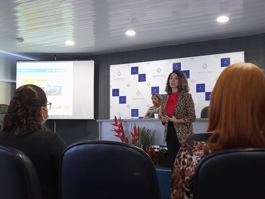 Ouvidora da Santa Casa de Maceió, Thamyres Nunes, destacou ouvidoria como ferramenta estratégica. Foto: Ascom SMS