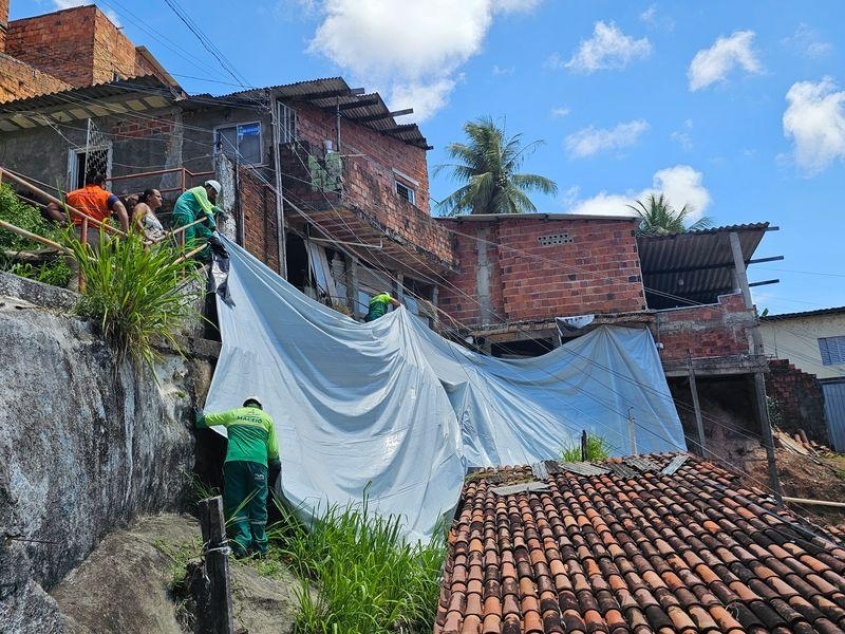 Uma das principais ações de mitigação de risco é a aplicação de lonas nas encostas. Foto: Beto Macário/ Secom Maceió