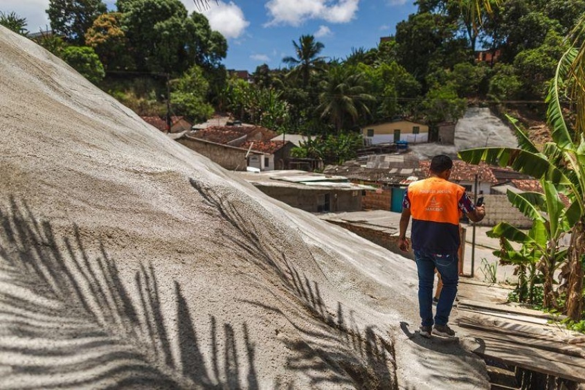 Obra de proteção de encosta na Grota da Alegria. Foto: Alisson Frazão/Secom Maceió