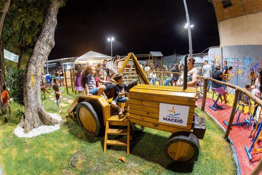 Os novos brinquedos da Praça Padre Cícero fizeram sucesso com a criançada. Foto: Itawi Albuquerque