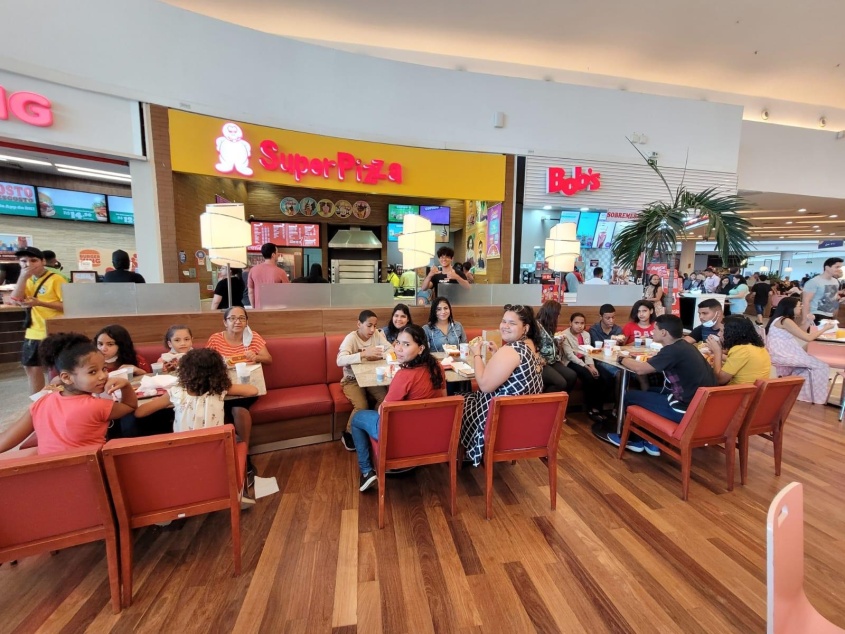 Crianças e adolescentes lancharam no Mac Donald’s, na ação do Mac Dia Feliz. Foto: cortesia