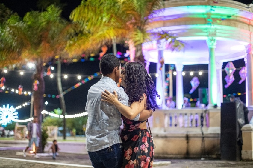 Casal dança ao som do Fórró Pé de Serra no Coreto de Jaraguá. Foto: Célio Júnior/Secom Maceió