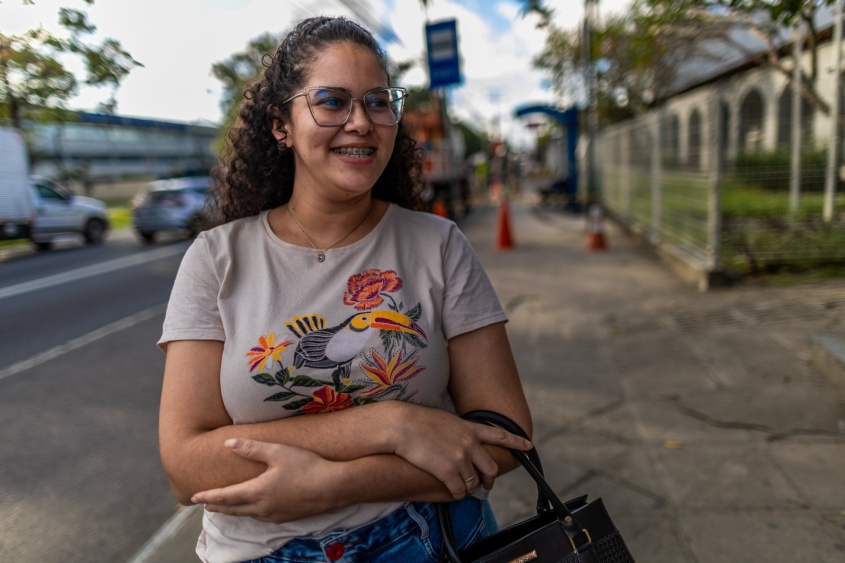 Letícia Ramos aprova nova iluminação em LED. Foto: Alisson Frazão/ Secom Maceió