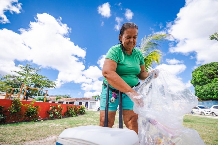 Ana Lúcia vende água e biscoitos no bairro. Foto: Jonathan Lins/Secom Maceió