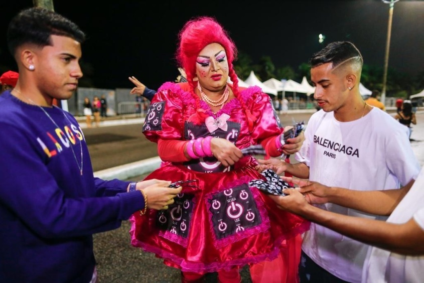 Drag Queen Paty Maionese e 'camisinhas humanas' abordando a prevenção de forma lúdica. Foto: Alisson Frazão/Secom Maceió