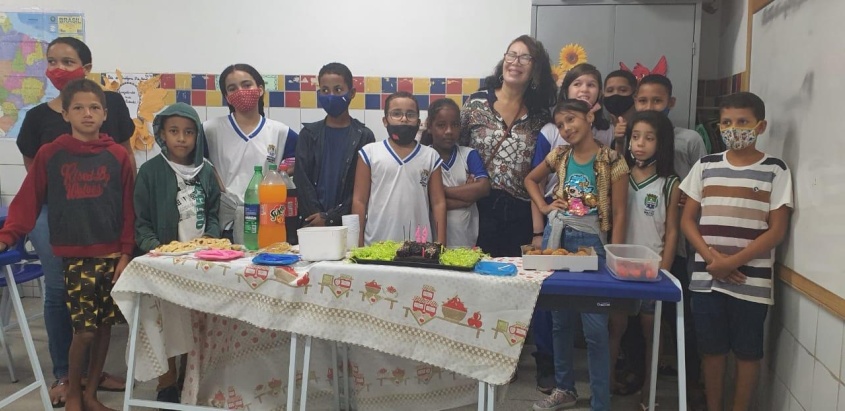 Professora Rosângela de Fátima com seus alunos em um momento de interação em sala de aula. Foto: cortesia