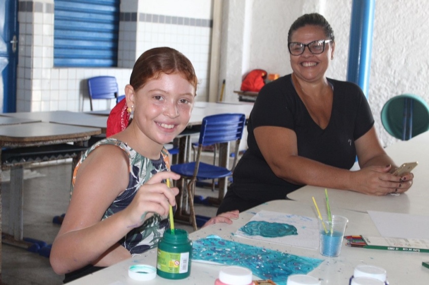 Estudante, Eduarda Braga, participa da oficina de pintura. Foto: Ascom Semed