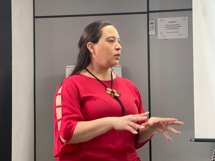 Assistente social Roseane Farias apresentou fluxo de atendimento em saúde mental. Foto: Ascom SMS
