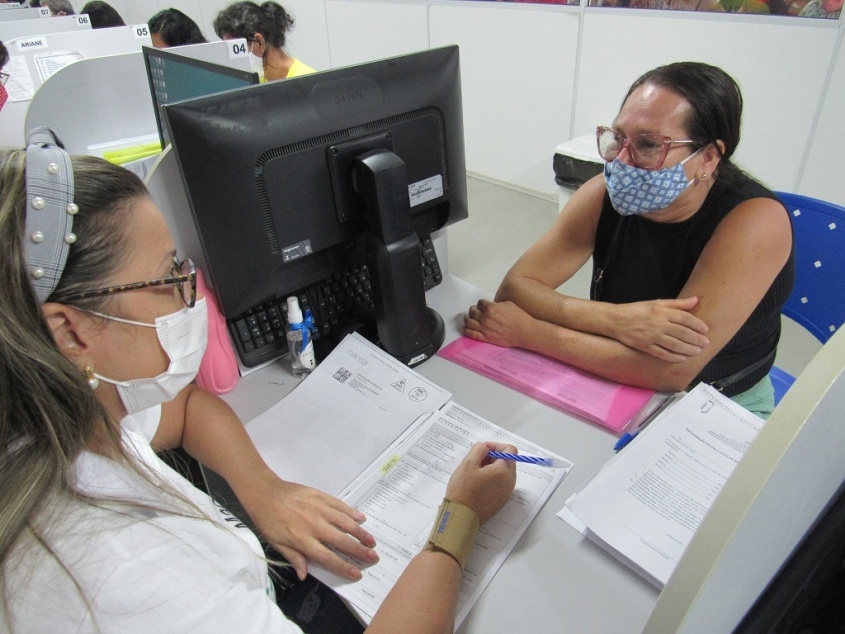 Roseli Maria da Silva atualiza CadÚnico. Foto: Ascom Semas