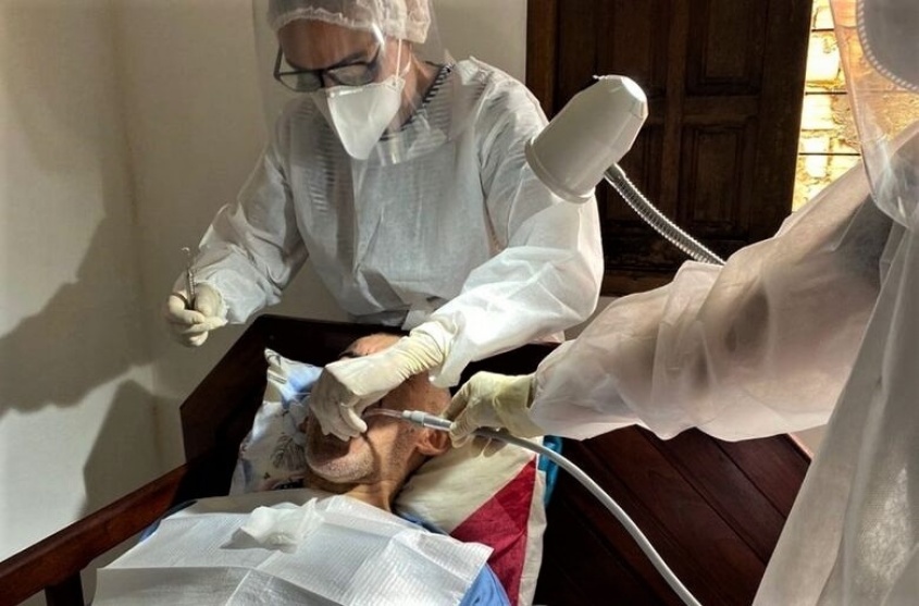 Paciente durante atendimento odontológico com equipe do SAD. Foto: Ascom SMS