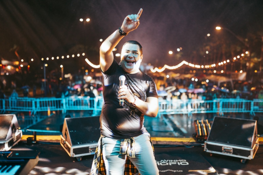 Artista local, Flavinho Mô Fio também colocou o público para dançar ao som de muito forró. Foto: Célio Júnior / Secom Maceió