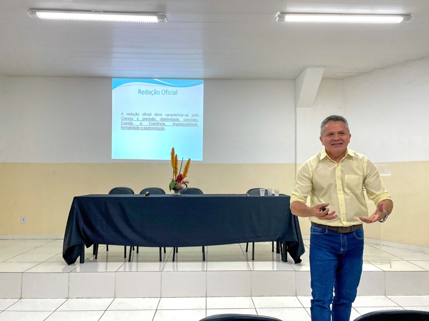 Coordenador Ademir Oliveira ministrou o curso para os secretários dos conselhos escolares. Foto: Lílian Santos (estagiária)/Ascom Semed