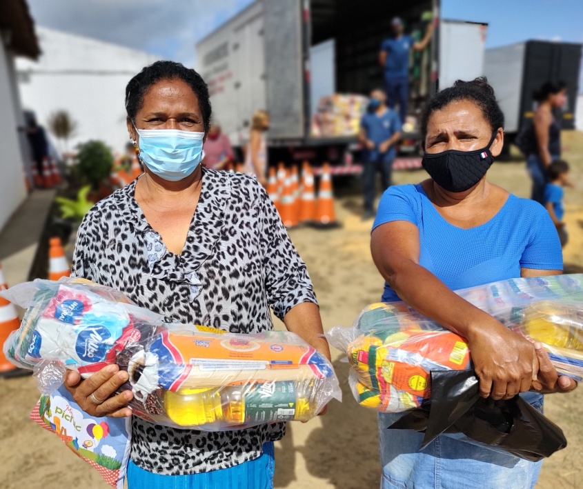A dona de casa, Josinete Estevão, e a amiga, Silvane Maria foram beneficiadas. Foto: Ascom Semas
