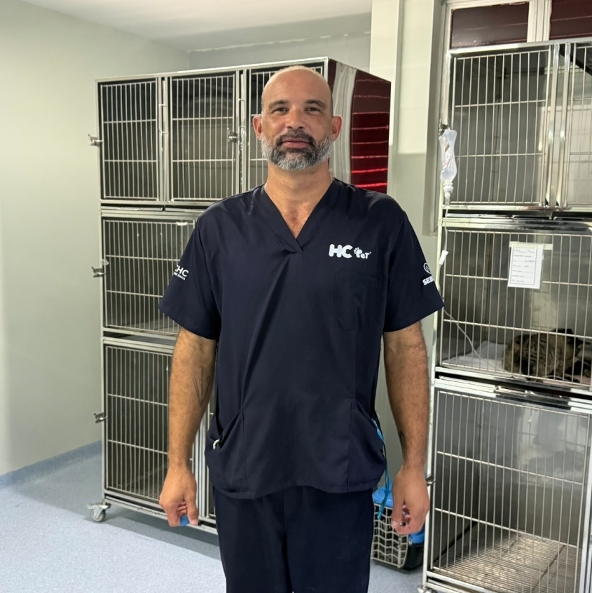 O médico-veterinário Erivan Andrade é cirurgião e atua em urgência e emergência.  Foto: Roger Silva/Ascom Sebema