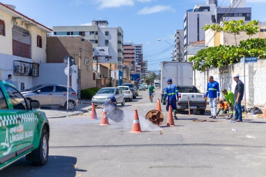 Técnicos dispersam fumaça para identificar ligação clandestina de esgoto. Foto: Felipe Sóstenes/Secom Maceió