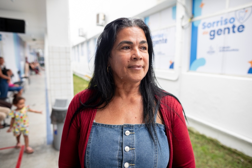 Silvân9a: do sorriso constrangido ao início do tratamento. Foto: Alisson Frazão/Secom Maceió