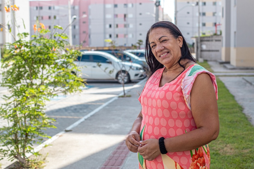 Solange Ramos tem reconstruído a sua vida e conta com assistência da Prefeitura de Maceió, Casa da Mulher e em breve estará recebendo as chaves do seu novo lar. Foto: Célio Júnior / Secom Maceió