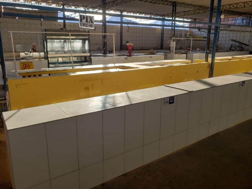 Tarimba no mercado do Benedito Bentes: estrutura é utilizada pelos comerciantes para manusear produtos como pescados. Foto: Ascom Semtabes