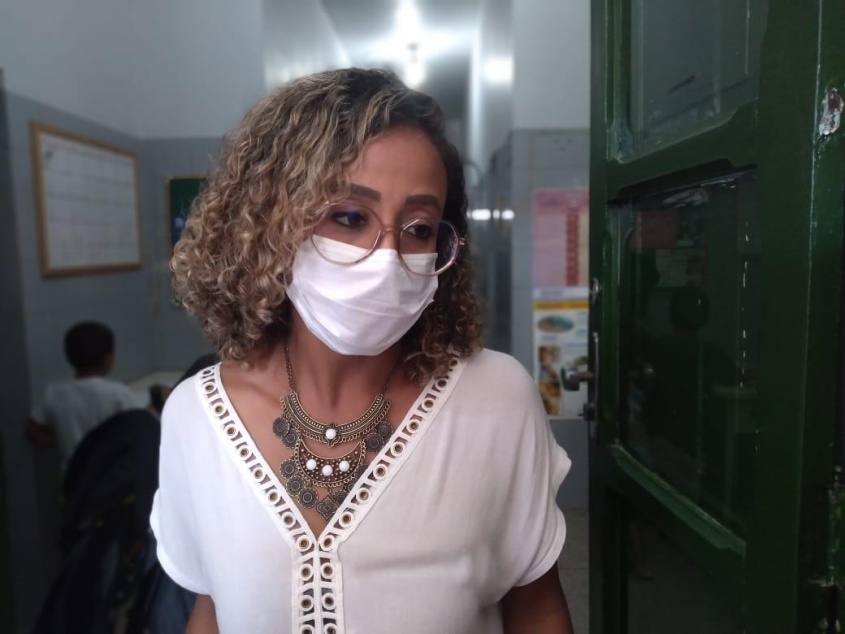 Gerente Denise Magalhães diz que equipe da unidade e residentes da Uncisal atuam de forma integrada no atendimento aos usuários. Foto: Ascom SMS