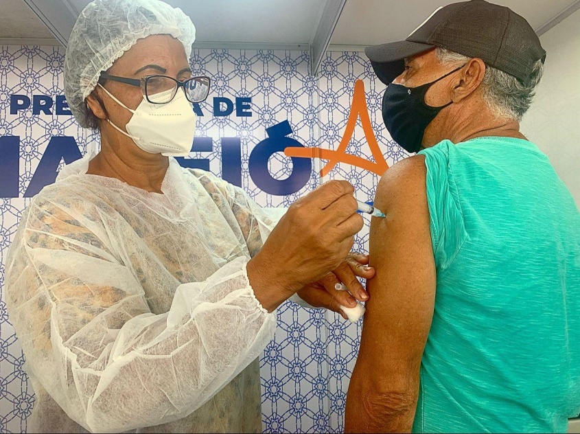 Pontos do Maceió Shopping e do Terminal do Osman Loureiro vacina idosos e crianças neste domingo. Foto: Ascom SMS