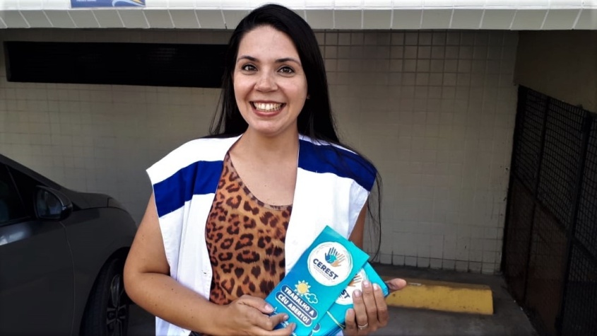 Coordenadora do Cerest, Stefhane Melo, durante entrega de material educativo para os trabalhadores. Foto: Ascom/SMS