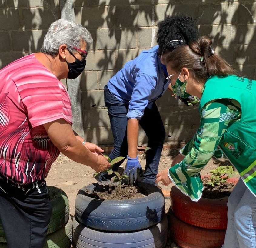 Claudia Maria realizou o plantio de uma árvore na região em que reside. Foto: Ascom Sudes