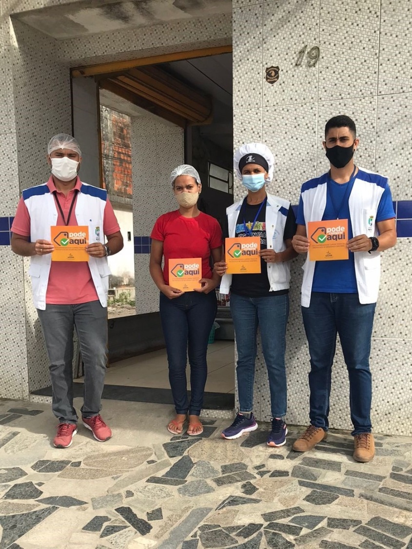 Fiscais da Vigilância Sanitária durante entrega do selo. Foto: Ascom/SMS