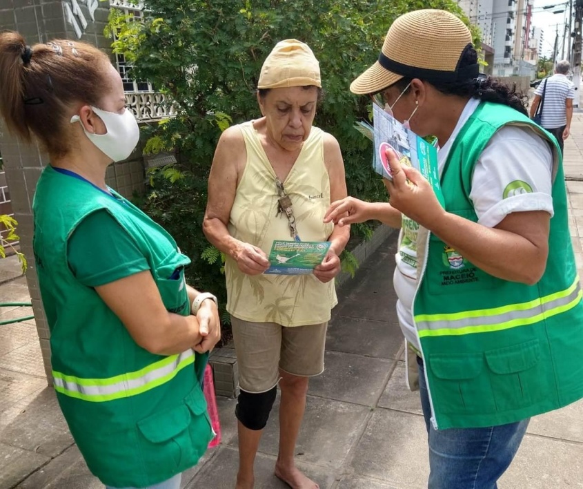 Educadores orientam os moradores sobre o descarte irregular e serviços ofertados pela Prefeitura. Foto: Ascom Sudes