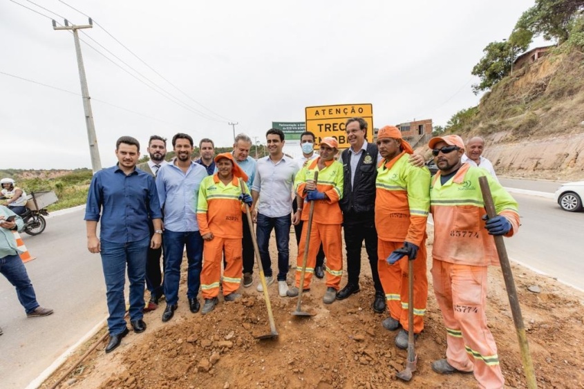 Durante a vistoria nas obras da Avenida Rota do Mar, o prefeito JHC e o ministro Gilson Neto conversaram com trabalhadores. Fotos: Edvan Ferreira / Secom Maceió