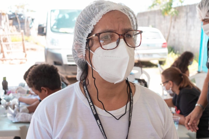Enfermeira responsável pela vacinação no local, Dulcilene Omena. Foto: Victor Vercant/SMS