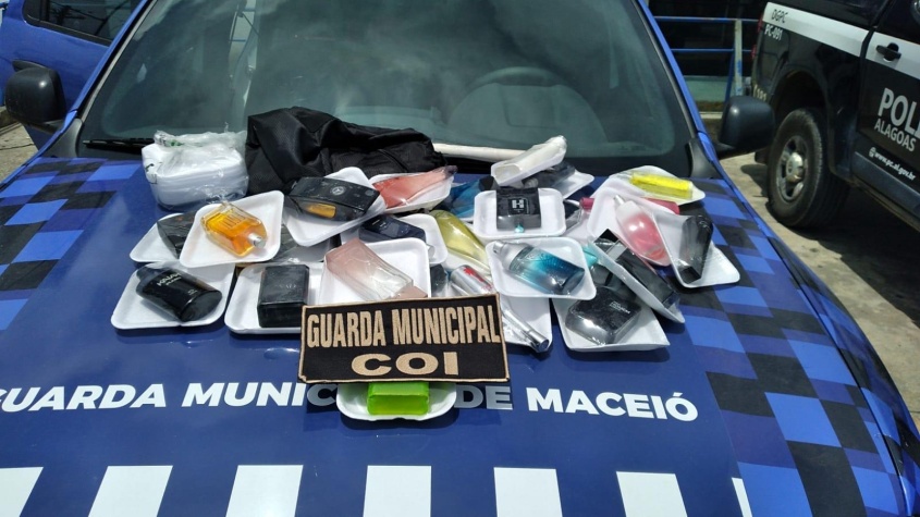 Fiscais da Semscs encontram 33 frascos de perfumes falsificados. Foto: Ascom Semscs