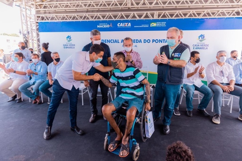 Prefeito JHC destacou, durante a entrega das chaves, que o novo residencial também conta com estrutura de acessibilidade. Foto: Edvan Ferreira / Secom Maceió