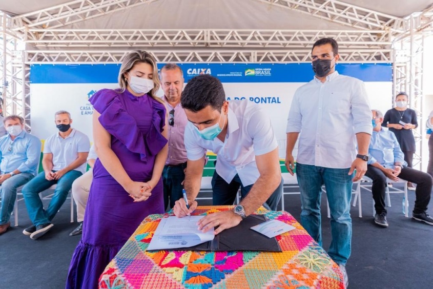 Prefeito JHC assina o decreto para conceder preferência de 5% dos imóveis para mulheres vítimas de violência doméstica. Foto: Edvan Ferreira / Secom Maceió