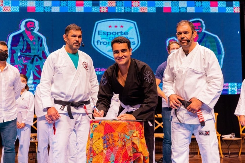 Prefeito JHC foi convidado para usar o kimono e em seguida autorizou o início do programa para incentivar a prática esportiva em Maceió. Foto: Edvan Ferreira / Secom Maceió