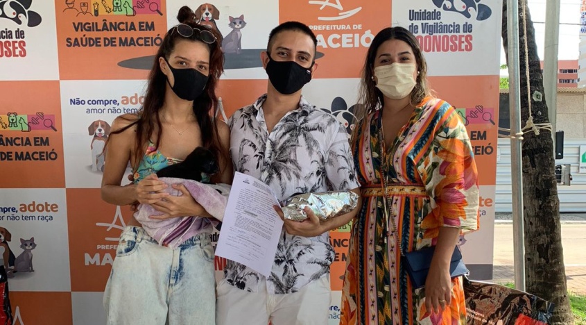 A coordenadora do GGI-CA, Marcella Soares, esteve presente na ação dando suporte à equipe e ouvindo as demandas da população. Fotos: Ascom GGI Causa Animal