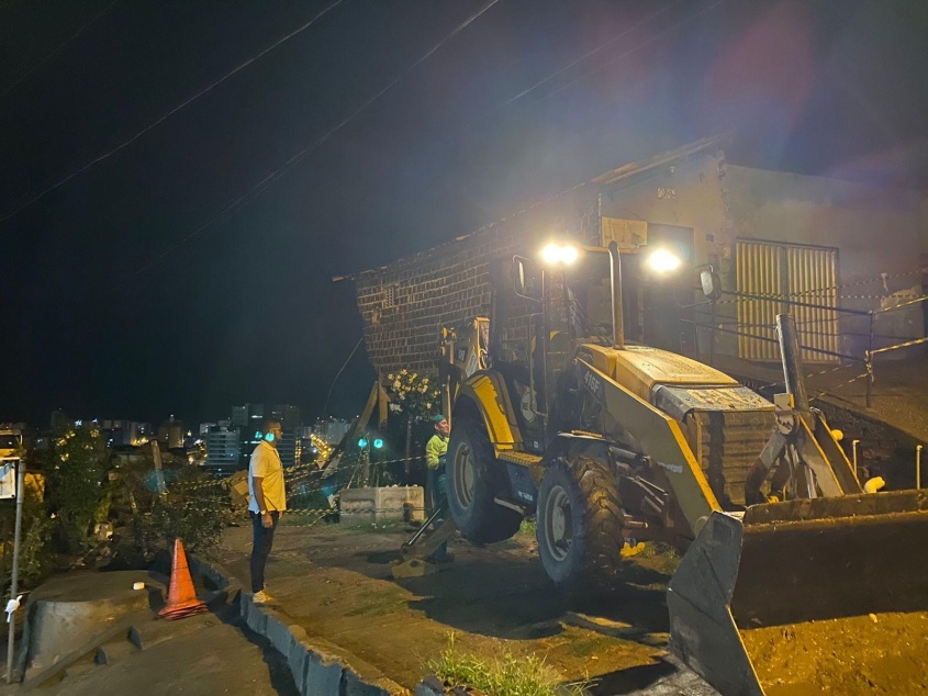 Parte da casa que apresentava risco iminente de desabamento foi demolida. Foto: Ascom Defesa Civil